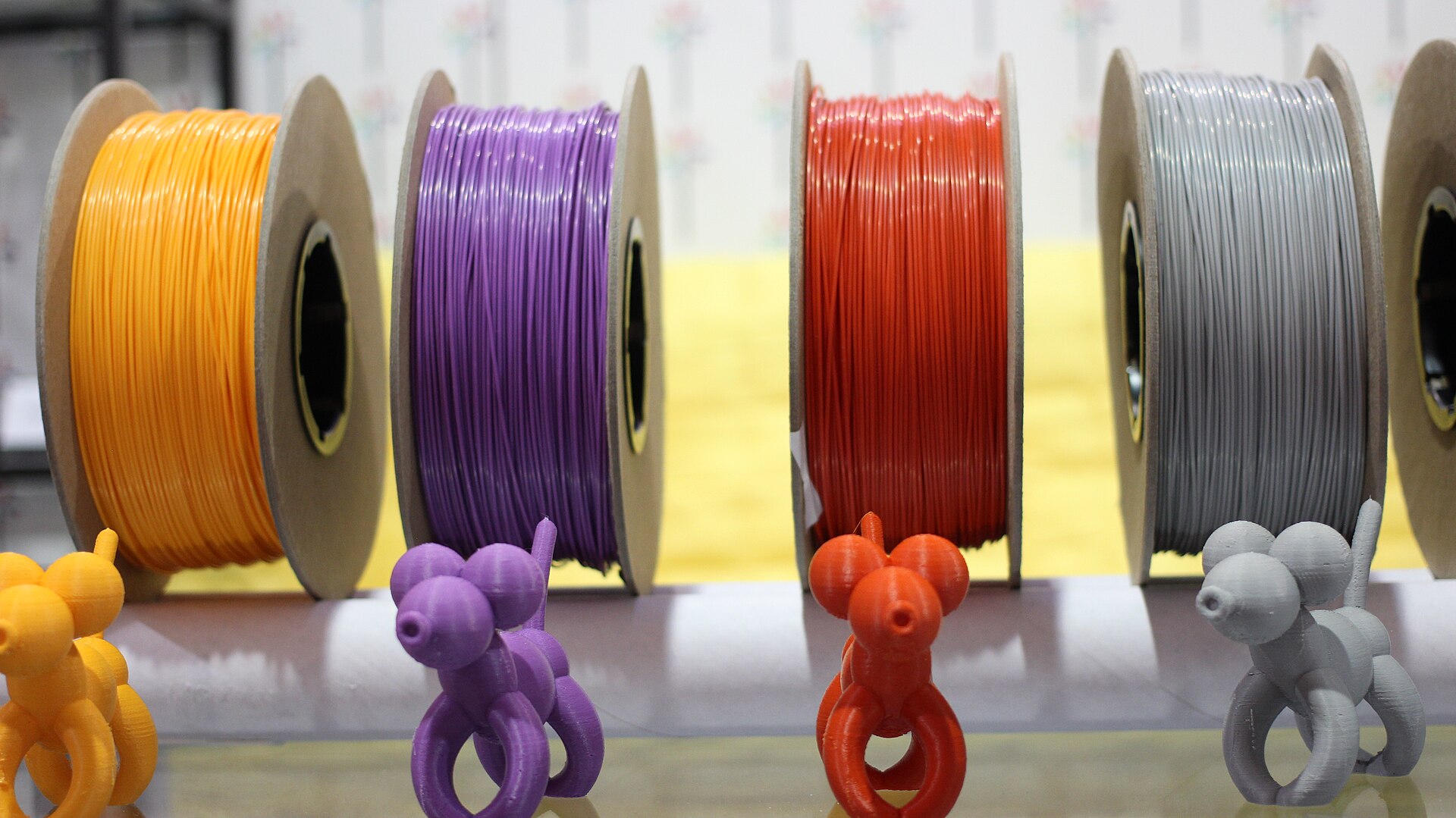 不同颜色的 3D 打印线材材料